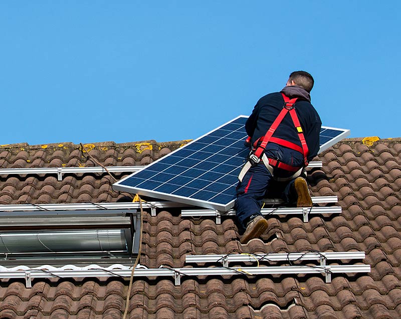 Installation de panneaux solaires chez un particulier.