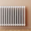 Système de chauffage d'une maison avec un radiateur à eau.