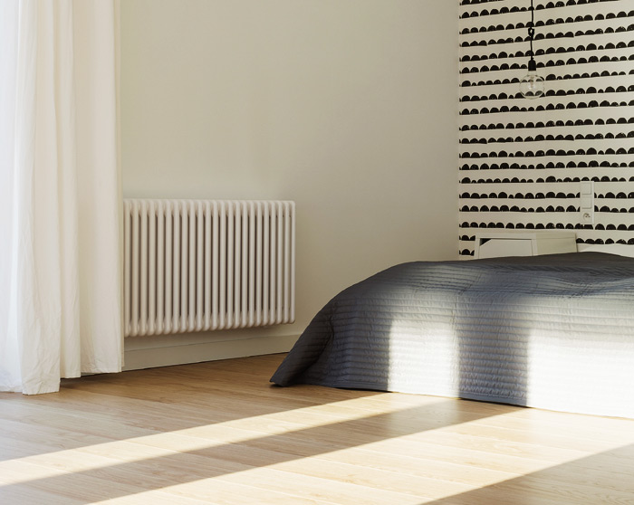 Chambre chauffée avec un radiateur.